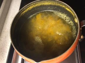 南瓜切薄片加足量清水大火煮开，转小火煮15分钟至南瓜软烂。