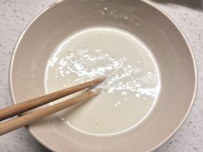 适量面粉加冷水调成无颗粒的面糊，不要搅拌太久以免面粉起筋。