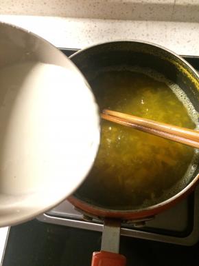 将调好的面糊慢慢倒入煮烂的南瓜汤中，一边倒一边搅拌，面糊无需全部倒完，锅里的汤达到自己喜欢的浓稠程度即可。