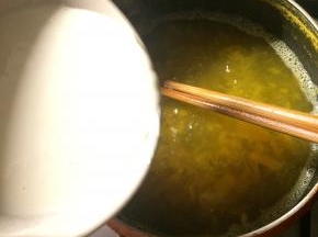 将调好的面糊慢慢倒入煮烂的南瓜汤中，一边倒一边搅拌，面糊无需全部倒完，锅里的汤达到自己喜欢的浓稠程度即可。