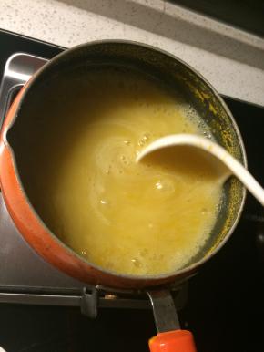 待面汤再次煮开，转小火煮一分钟即可关火。