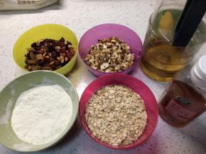 准备材料，所有干果和坚果分别切成自己喜欢的大小。