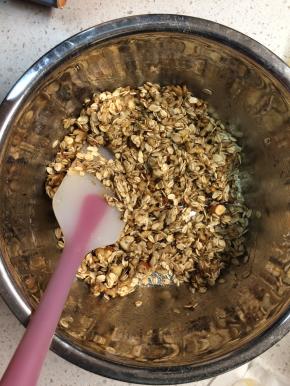 在盆里先放入燕麦片、面粉和坚果碎，混合均匀后加入色拉油和蜂蜜充分搅拌。