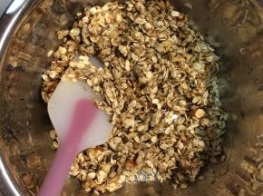 在盆里先放入燕麦片、面粉和坚果碎，混合均匀后加入色拉油和蜂蜜充分搅拌。