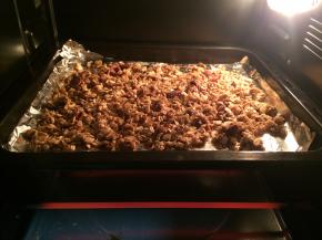 烤盘上铺烤纸，倒入混合好的麦片，摊平，入烤箱160度烤20分钟，中间烤到10分钟的时候拿出来翻拌一下再继续烤。