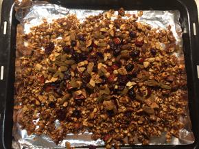 待麦片烤到微微焦黄取出，趁热拌入干果搅拌均匀，放在烤盘上完全冷却后装入密封罐保存即可。