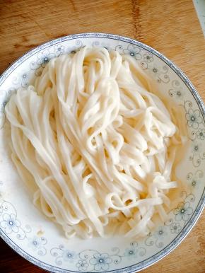 面条煮好后装盘，可以不用过凉水。