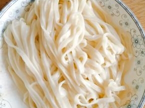 面条煮好后装盘，可以不用过凉水。
