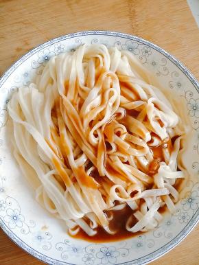 直接放入两勺鸡汁即可，鸡汁是做鸡翅焖锅时一起熬出来的汤汁，拌面非常美味。