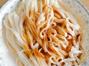 直接放入两勺鸡汁即可，鸡汁是做鸡翅焖锅时一起熬出来的汤汁，拌面非常美味。