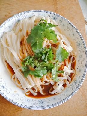 放上香菜就可以开动啦。