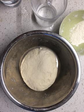 加入冷水，将面粉揉成光滑的面团，盖上盖子醒30分钟。