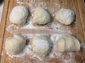 将醒好的面团搓成长条，分成每个约50g的小面团。