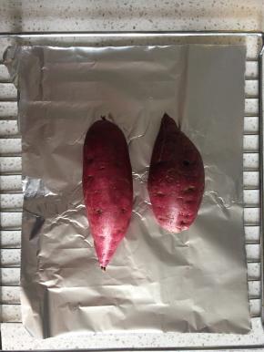 烤箱预热200度，新鲜紫薯洗干净。