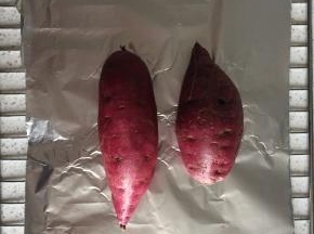 烤箱预热200度，新鲜紫薯洗干净。
