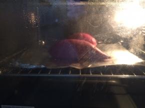 紫薯放在锡纸上，放入烤箱200度烤60分钟即可。