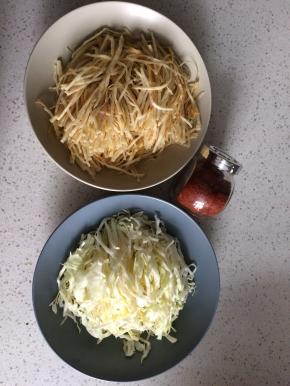 圆白菜切丝，葱蒜切好备用。