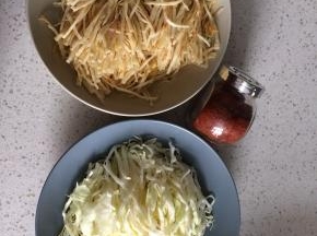 圆白菜切丝，葱蒜切好备用。
