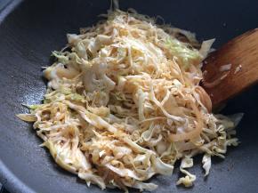 起锅热油，下几颗花椒和辣椒面，小火熬出红油后下入白菜丝大火翻炒。