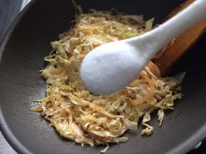 加入盐调味，翻炒均匀后下入饼丝继续翻炒。