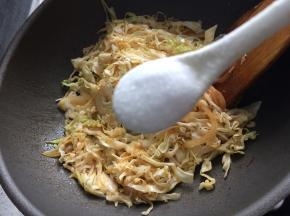 加入盐调味，翻炒均匀后下入饼丝继续翻炒。