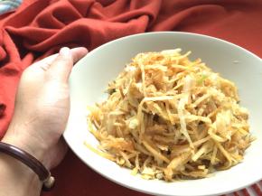 饼丝炒热变软后即可出锅。