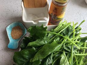 准备材料，菠菜洗净，芝麻炒香备用。
