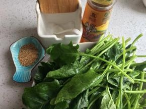 准备材料，菠菜洗净，芝麻炒香备用。