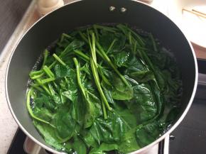 锅内加清水煮开后下菠菜，30秒后立即捞出浸泡在冷水里面。