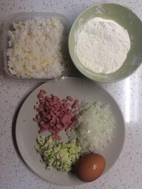 准备材料，洋葱、火腿肠和西葫芦切成小丁备用。