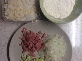 准备材料，洋葱、火腿肠和西葫芦切成小丁备用。