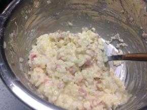 在米饭中加入洋葱、火腿肠和西葫芦，打入鸡蛋搅拌均匀，加入盐调味后，再加一勺面粉使所有材料能够粘稠成团。