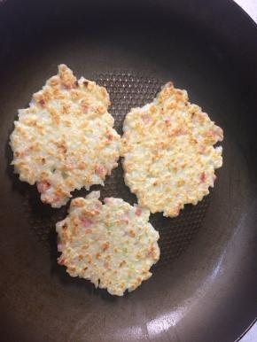 朝下一面煎至金黄后即可翻面。