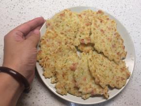 翻面后用铲子轻轻压一下每个小饼，待两面都煎至金黄即可出锅。