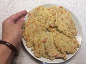 翻面后用铲子轻轻压一下每个小饼，待两面都煎至金黄即可出锅。