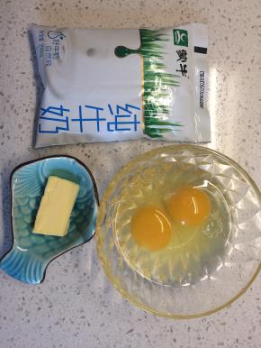 准备材料，如果夹面包一个一颗蛋就够了，如果当主食可加倍。