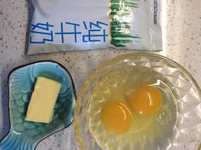 准备材料，如果夹面包一个一颗蛋就够了，如果当主食可加倍。