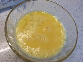 两个鸡蛋打入碗内，加入约35g牛奶，一小勺盐，一小勺白糖，充分打散。