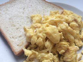 倒入蛋液按正常炒鸡蛋方式炒熟即可。