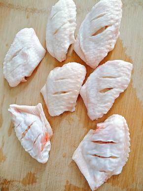 所需主食材如下，鸡翅洗净要用刀切一下，这样更入味。