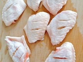 所需主食材如下，鸡翅洗净要用刀切一下，这样更入味。
