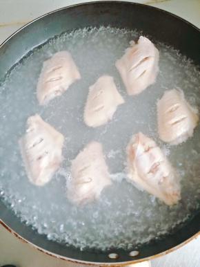 切好的鸡翅用热水焯一下，在腌制，这样确保鸡翅更干净。