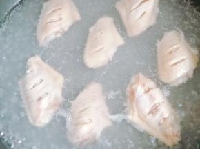 切好的鸡翅用热水焯一下，在腌制，这样确保鸡翅更干净。