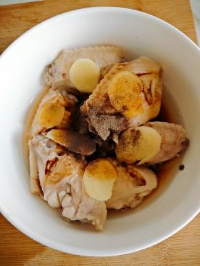 腌制鸡翅时放适量料酒、生抽、黑胡椒、姜片拌匀即可。