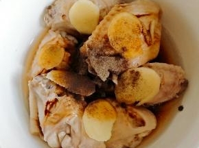 腌制鸡翅时放适量料酒、生抽、黑胡椒、姜片拌匀即可。