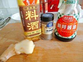 这是腌制鸡翅所用到的。