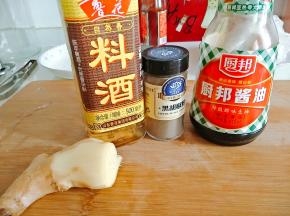 这是腌制鸡翅所用到的。