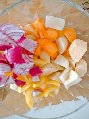 采用滚刀法将蔬菜切好。