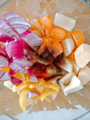 腌制蔬菜，放入橄榄油、黑胡椒、辣椒粉（不吃辣可以不放）拌匀腌制至少20分钟。