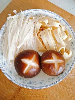 其他配菜可根据自己的喜好来选择。